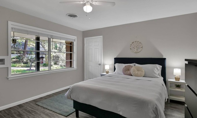 Huntsville House | Bearkat Cove No Service Fees Near Sam Houston