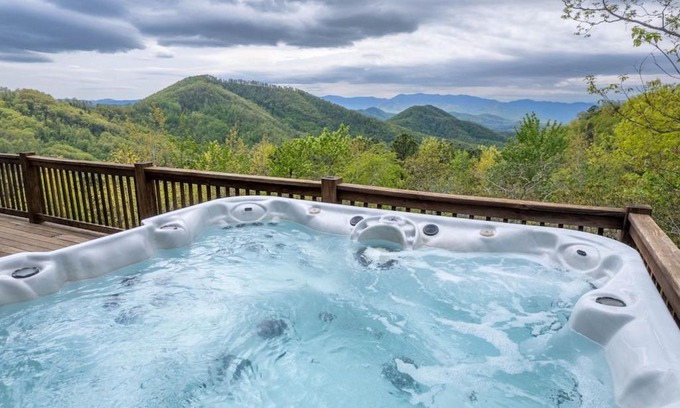 Franklin House | Beary Cozy Cabin! Incredible views, hot tub, games, and more!