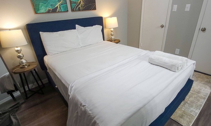 Hancock Apartment | Beautiful 1BR 5 Mins to UT 9466