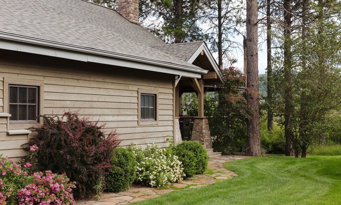 Dover Bay Cabin | Beautiful 2 Bedroom Cabin in Dover Bay/Sandpoint Idaho. Sleeps 7.