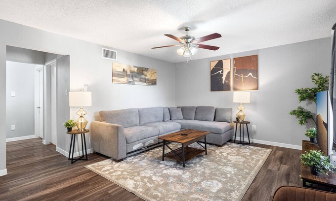 Hancock Apartment | Beautiful 2BR 5 Mins to UT 1139