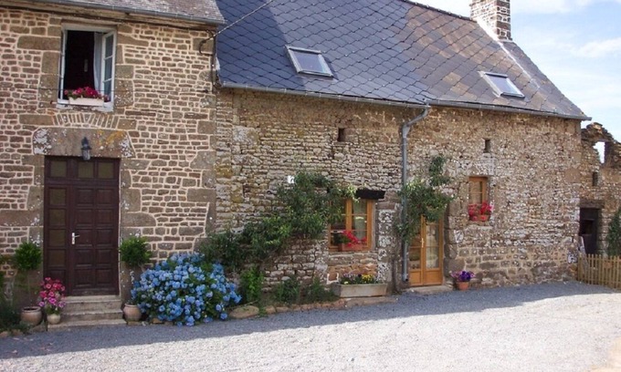 Saint-Simeon Cottage | Beautiful 3-Bed Cottage in Passais-Villages