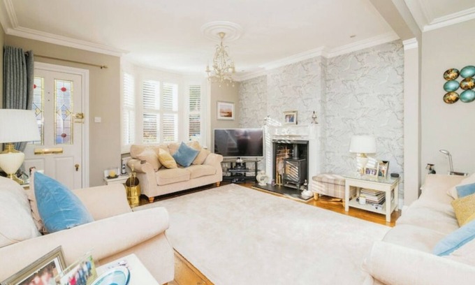 Ascot Cottage | Beautiful 3 bed, 2 bath cottage in Ascot with off road parking. Great location!