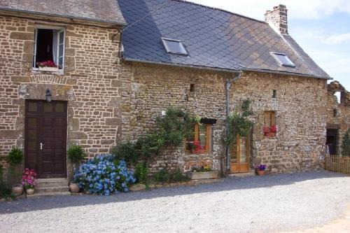 Saint-Simeon House | Beautiful 3-Bed Cottage in Passais-Villages