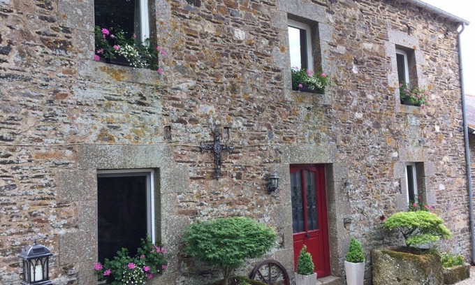 Plussulien House | Beautiful 5 bed stone farmhouse in tranquil location