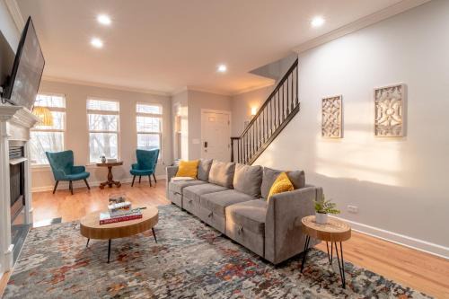 River North Villa | Beautiful 5br home for 14 guests with free parking