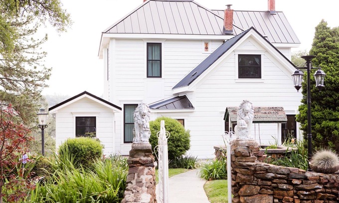 Auburn House | Beautiful 6 bedroom Historic Park Victorian