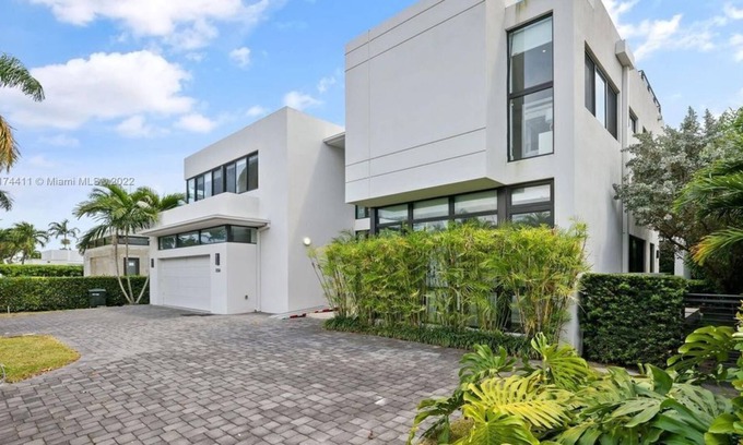 Bay Harbor Islands Apartment | Beautiful 7 Br. Single family (325418) by Houzlet