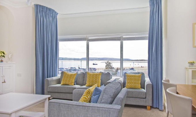 Aberdovey Apartment | Beautiful Aberdovey Seafront Apartment 2