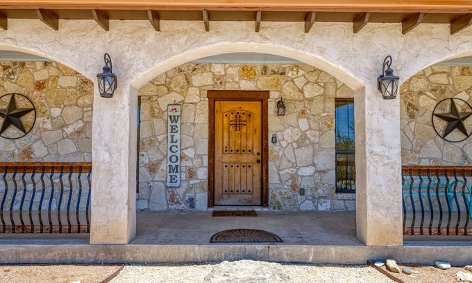 Concan House | Beautiful and spacious home with a pool