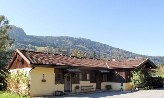 Treffen Villa | Beautiful apartment in villa for 4 guests with WIFI, TV, terrace and pets allowed