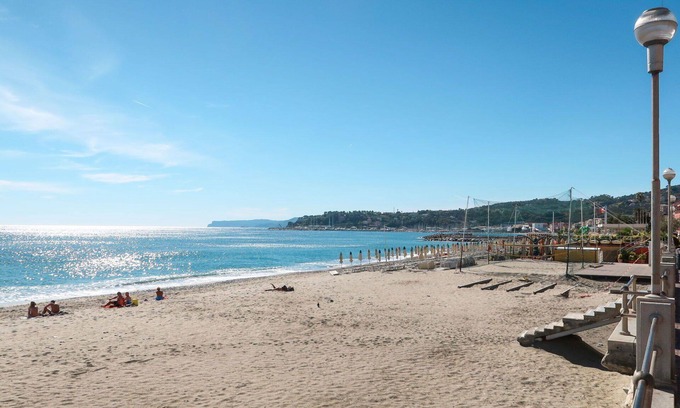 Varazze Apartment | Beautiful apartment for 6 people with hot tub, WIFI, A/C, TV, terrace and pets allowed