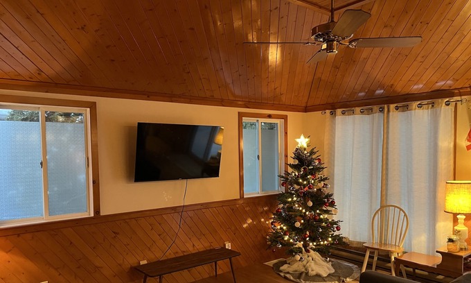 Victoria Harbour Cottage | Beautiful beach front 3BR cottage with Pool/Ping Pong table and paddle boards