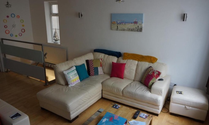 Portsmouth House | Beautiful beachside detached house with garage, FREE parking and garden