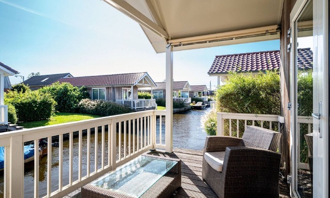 Akkrum Ski Chalet | Beautiful chalet with sauna and right on the water