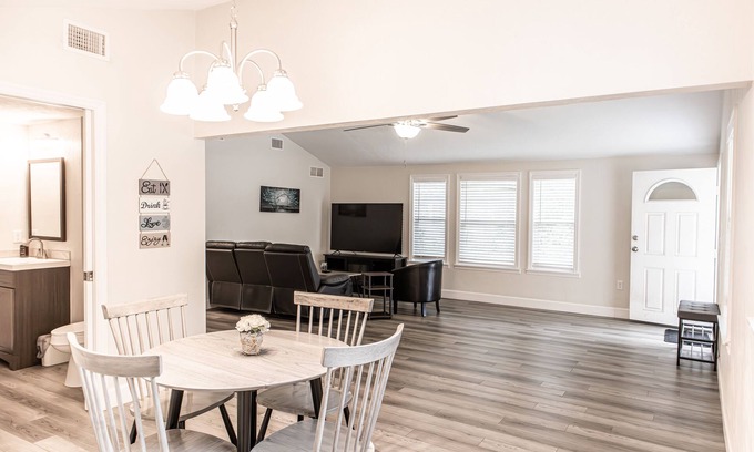 High Springs Cottage | Beautiful cozy cottage fully fenced near town and springs