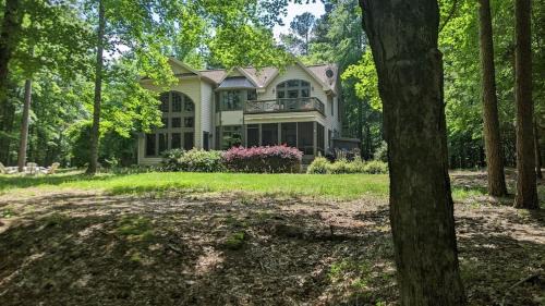 Henderson House | Beautiful Custom-built, Lodge-like Kerr Lake Home, non-smoking
