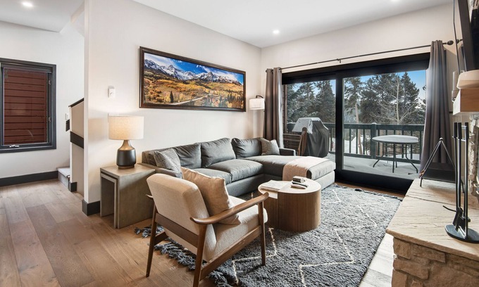 Baldy Mountain House | Beautiful Family Home w/Private Washer & Dryer/Free WiFi/Wood-Burning Fireplace!