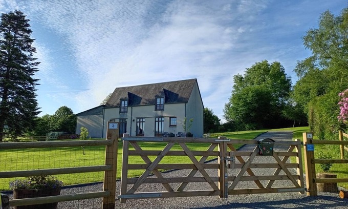 Cherence-le-Roussel House | Beautiful 2 Bedroom Refurbished Gite in Rural Normandy