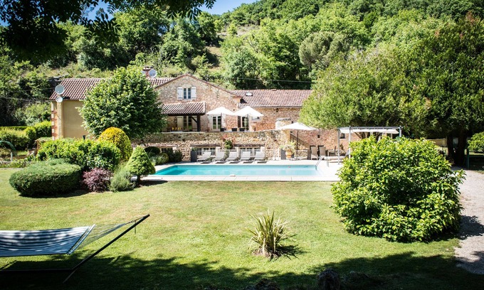 Sauveterre-la-Lemance Villa | Beautiful Country Home in Large Grounds with Woods Leat and Heated Swimming Pool