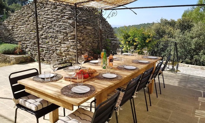 Saumane-de-Vaucluse Villa | Beautiful getaway in the heart of the Provence region