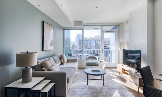 Civic Core Apartment | Beautiful Gaslamp 1BR w/Gym, Sauna & W/D, nr shops, by Blueground