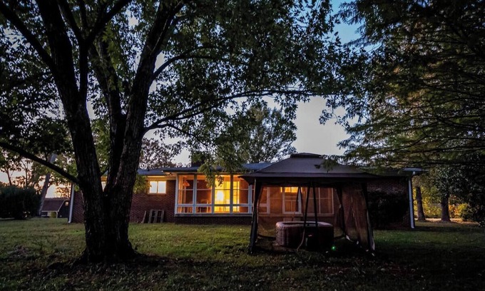 Middle Valley House | Beautiful home Hot Tub* Mins To museums*zoo*N/park