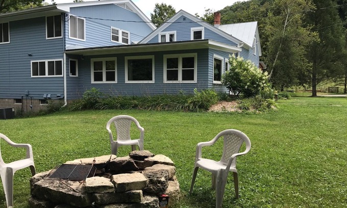 Lansing House | Beautiful Home with 9 Bedrooms, 7 bathrooms, 2 Cabins, 18 Hole Disc Golf Course