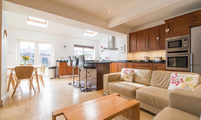 Liverpool Apartment | Beautiful house and garden. 10 mins from city.