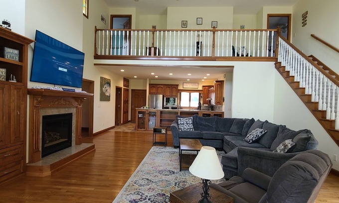 St. Marys House | Beautiful Lake Front house with lake access, fireplace, patio and grill. nn