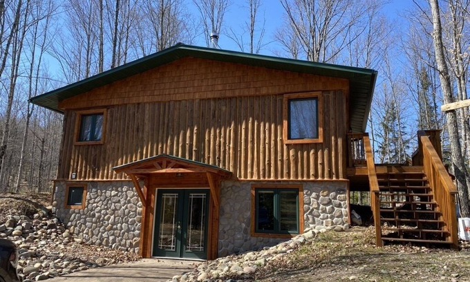 Iron River House | Beautiful log cabin on the Pendleton Creek!