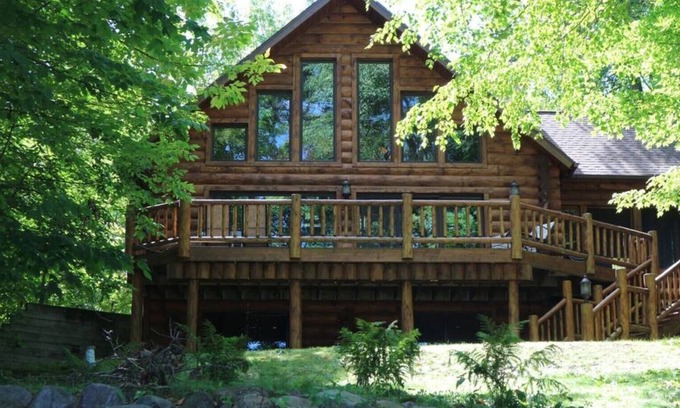 Hayward Cabin | *Beautiful Log Cabin with Sauna*
