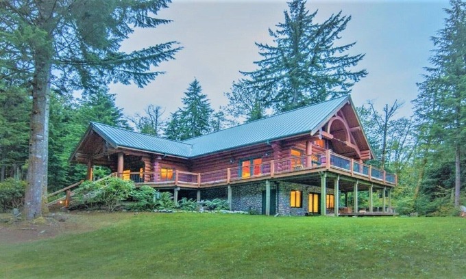 Riverbend House | Beautiful log home close to, nature, hikes, skiing, fishing, shops.