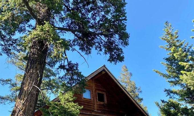 Tatlayoko Lake Cabin | Beautiful, modern log cabins for rent 15 minutes from Tatlayoko Lake