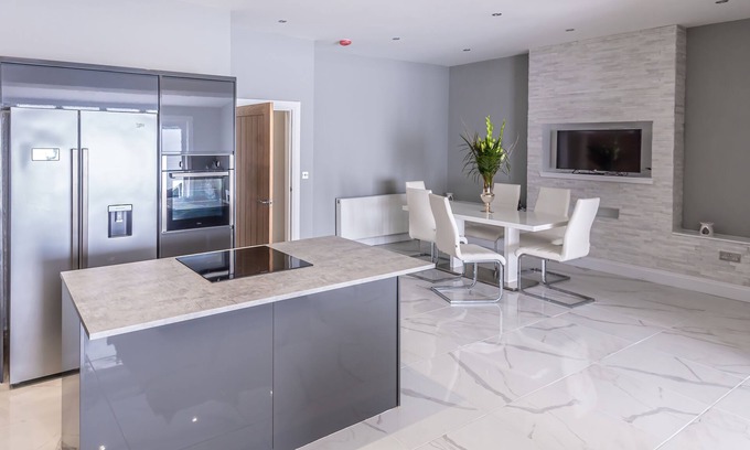 Kelty House | Beautiful Modern Open Plan Living With Hot Tub