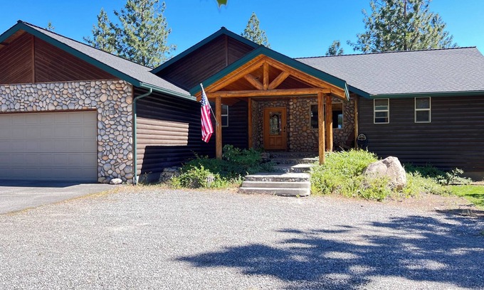 Weed House | Beautiful Mt.Shasta View Home on large Acreage