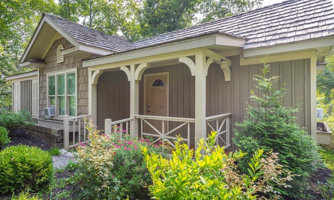 Paoli Cottage | Beautiful New Cottage w/Endless Hilltop Views