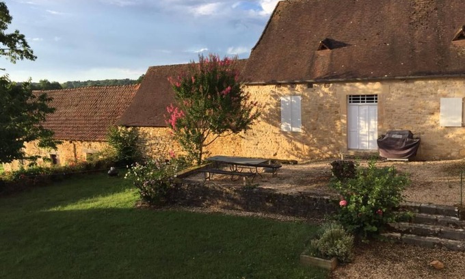 Granges-dAns House | Beautiful Perigordian Falconry with private pool set among mature trees and lawn