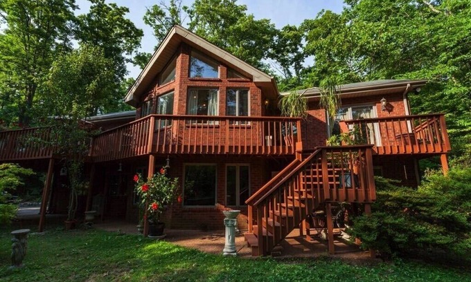 Franklin House | Beautiful private 2 bdrm apartment in a beautiful wooded setting