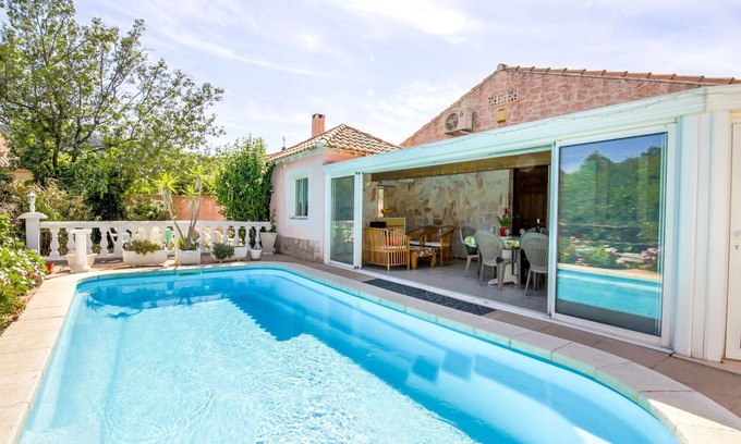 Sollies Pont House | Beautiful private villa for 6 guests with WIFI, A/C, private pool, TV, terrace and pets allowed