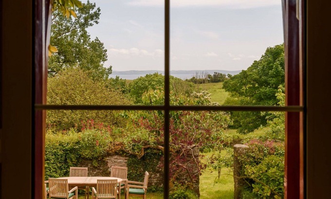 Looe Villa | Beautiful private villa with WIFI, TV, balcony, pets allowed, panoramic view and parking