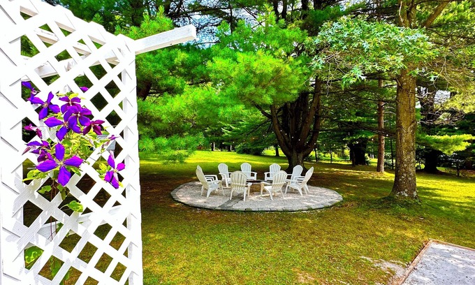 Scotrun House | Beautiful property with hot spa and private swimming pool. Has king bed & more.