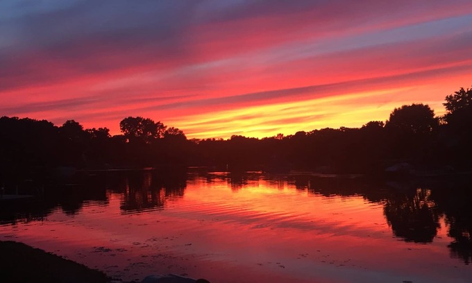 Lake Shangrila House | Beautiful, quaint, on the lake escape ~ close to Chicago / Milwaukee ~ Pontoon