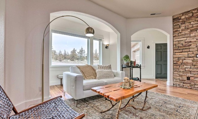 Powell Butte House | Beautiful Ranch Home with Cascade Mountain View