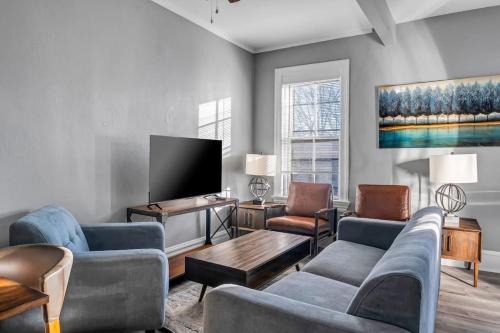 Shaw House | Beautiful Rehabbed Unit in Shaw Community 4228a