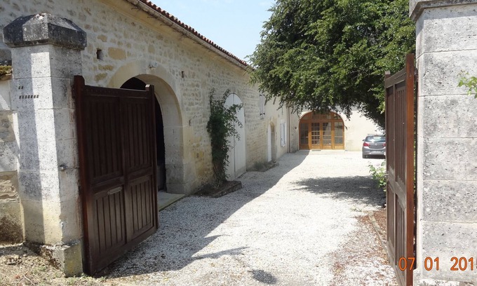 Moulidars Cottage | Beautiful residence in CharentePoitou in the middle of the vineyards.