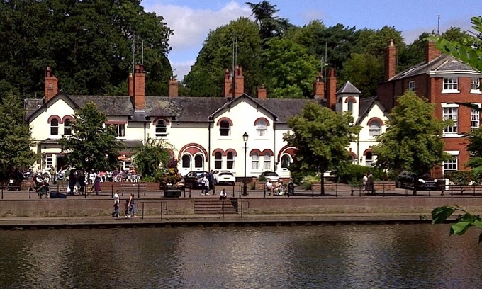 Chester House | Beautiful River View Cottage, central city, easy parking, garden