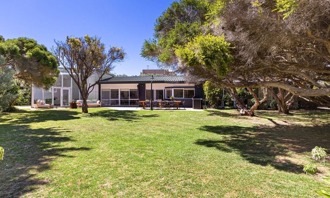 Blairgowrie House | Beautiful spacious light filled pet friendly house