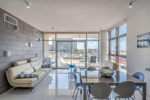 Park Tzameret Apartment | Beautiful Sunny 3 bedrooms in font of the beach