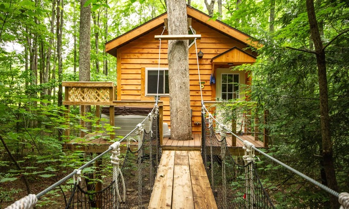Hico Villa | Beautiful tree house built amid Poplars, old White Oaks, and Red Maples.